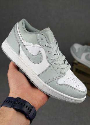 Стильні жіночі кросівки nike air jordan retro 23 low grey white сірі з білим