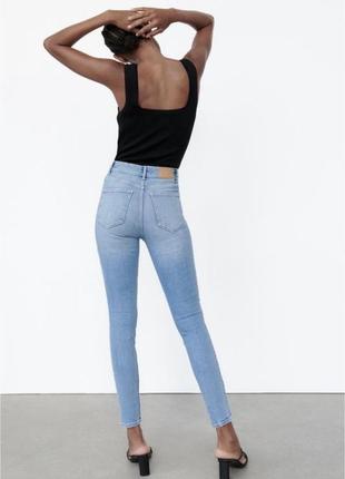 16 джинси штани скіні жіночі mango блакитні сині з необробленим краєм низом в обтягнення висока посадка талія5 фото