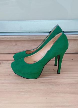 Туфлі на шпильці