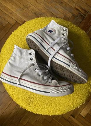 Белые высокие классические кеды converse.