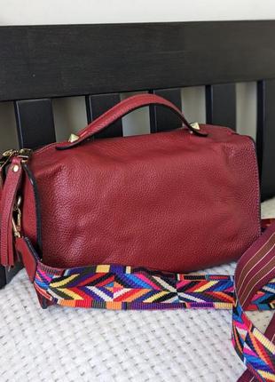 Брендовая кожаная сумка красного цвета с тканевым ремнем