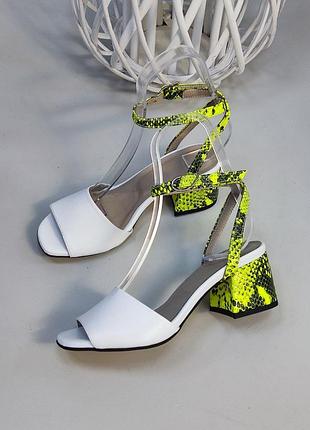 Босоніжки натуральна біла шкіра та неоновий жовтий пітон