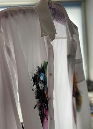 Белая рубашка мужского кроя oversized с художественным принтом4 фото