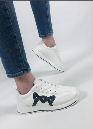 Кросівки білі з чорним на товстій підошві10 фото