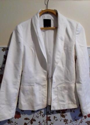 Белоснежный пиджак amisu