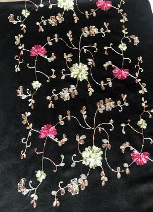 Шерстяной шарф с вышивкой