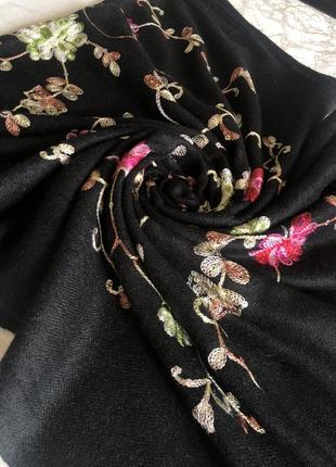 Шерстяной шарф с вышивкой