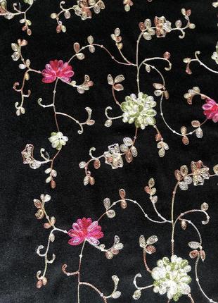 Шерстяной шарф с вышивкой