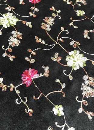 Шерстяной шарф с вышивкой