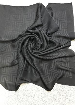 Элегантный чёрный платок в орнаментальную геометрию1 фото