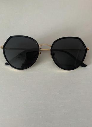 Чорні шестигранні сонцезахисні окуляри в металевій оправі1 фото