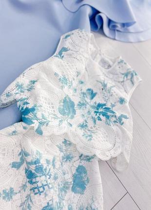 Белое кружевное платье в голубой принт2 фото