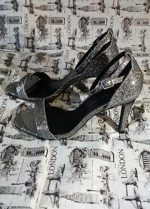 Класнючі босоніжки(бренд) new look