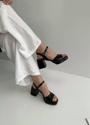 Чёрные лаковые босоножки на удобном месивном каблуке