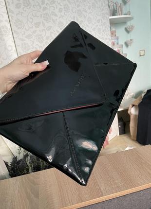 Клатч брендовый черный лакированный, красный внутри в стиле louboutin