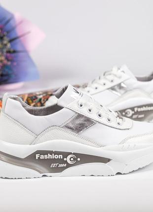 Білі шкіряні кросівки жіночі