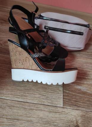 Босоножки на танкетке