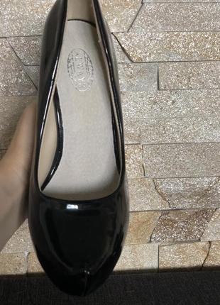 Красиві чорні лакові туфлі2 фото
