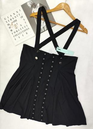 Платье комбинезон с подтяжками черное с заклепками серебристыми юбка3 фото