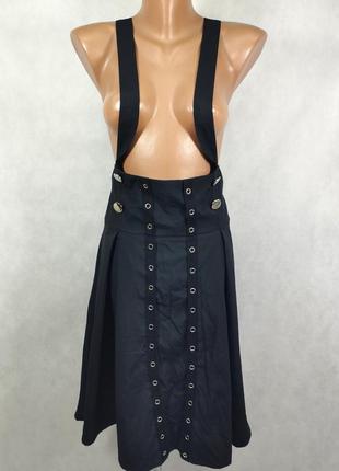 Платье комбинезон с подтяжками черное с заклепками серебристыми юбка1 фото