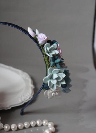 Обруч для волос ручной работы с цветами и полимерной глины "суккуленты с черникой и розами"3 фото