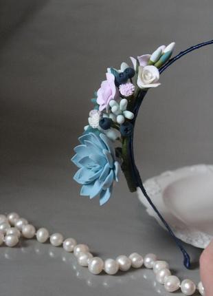 Обруч для волос ручной работы с цветами и полимерной глины "суккуленты с черникой и розами"4 фото