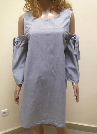 Котоновое платье с голыми плечами