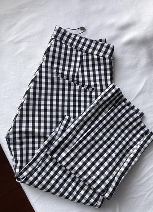 Чорно-білі брюки у клітинку, стрейчеві штани stradivarius5 фото