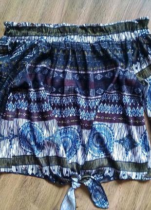 Легкая блузка с открытыми плечами.