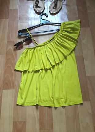 Класний топ з воланом на плече