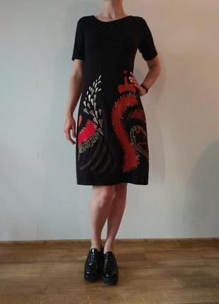 Оригинальное платье с аппликацией и вышивкой