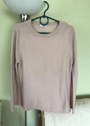 Джемпер нежнорозового цвета с вязкой в поперечную полосочку