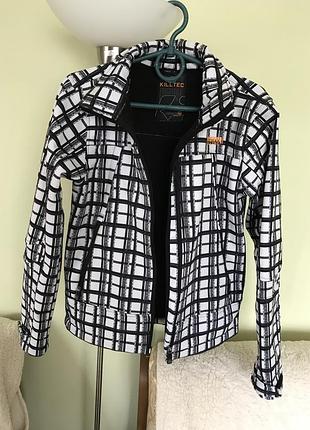 Плотная спортивная курточка