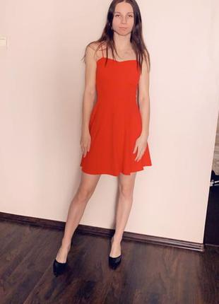 Шикарное красное платье короткое клёш с открытой спиной