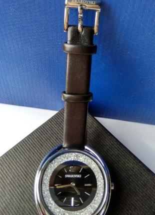 Женские часы swarovski с черным ремешком и циферблатом, серебро