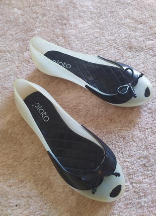 Резиновые сланцы новые мягкая стелька