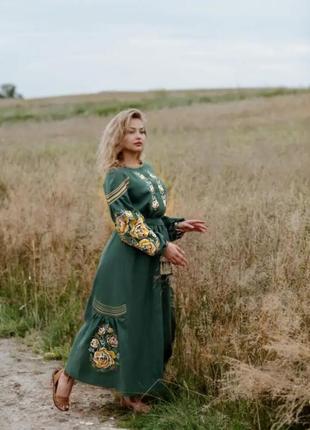 Довга жіноча сукня з квітковим орнаментом2 фото