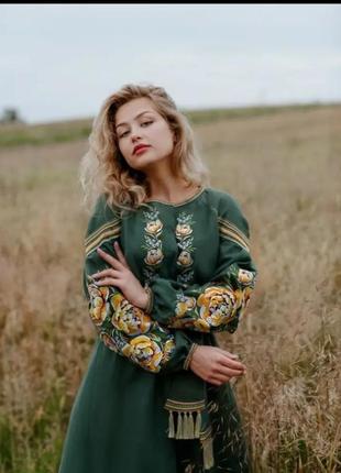 Довга жіноча сукня з квітковим орнаментом3 фото