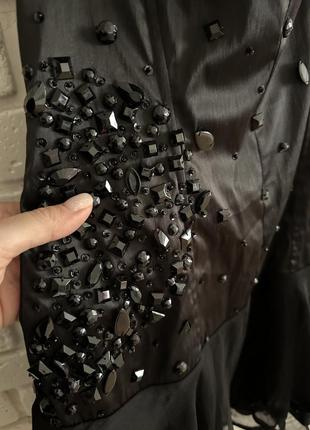 Черное коктейльное платье из атласа с камнями и шифоновой юбкой4 фото