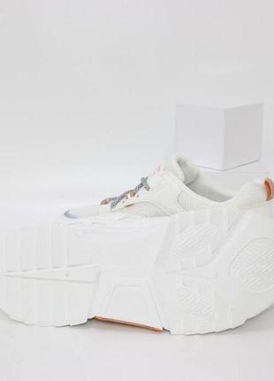 Белые кроссовки с текстильными вставками4 фото