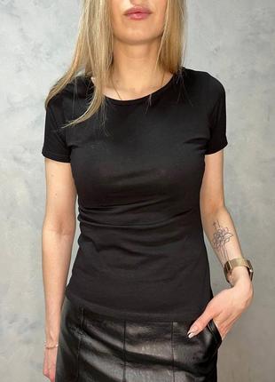Жіноча чорна футболка базова з вирізом на спині