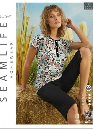 Футболка с леопардовым принтом и лосины - капри