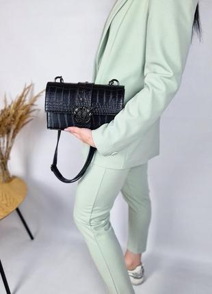 Стильная черная сумка, сумочка женская рептилия с ремешком через плечо2 фото