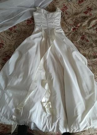 Весеннее, вечернее платье. цвет айвори, есть подюбник, и накидка из органз. на рес 165...