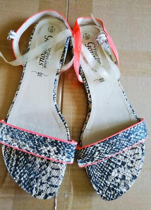 Сандалі,босоніжки. яскраві під рептилію .