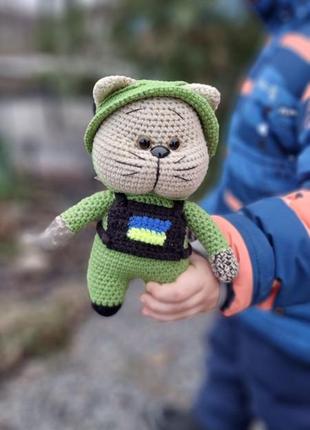 В'язана м'яка іграшка котик зсу