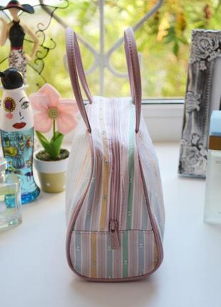 Удобная, вместительная розовая сумка в полоску косметичка3 фото