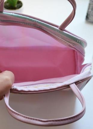 Удобная, вместительная розовая сумка в полоску косметичка6 фото
