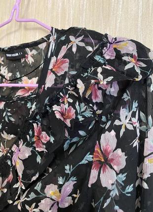 Блуза в рюшиках з квітками жіноча7 фото