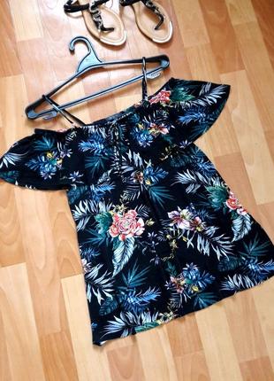 Красива блуза в тропічний принт